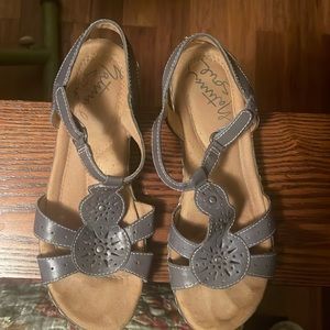 Navy sandals in good condition. Have been worn a couple times. Natural soul.